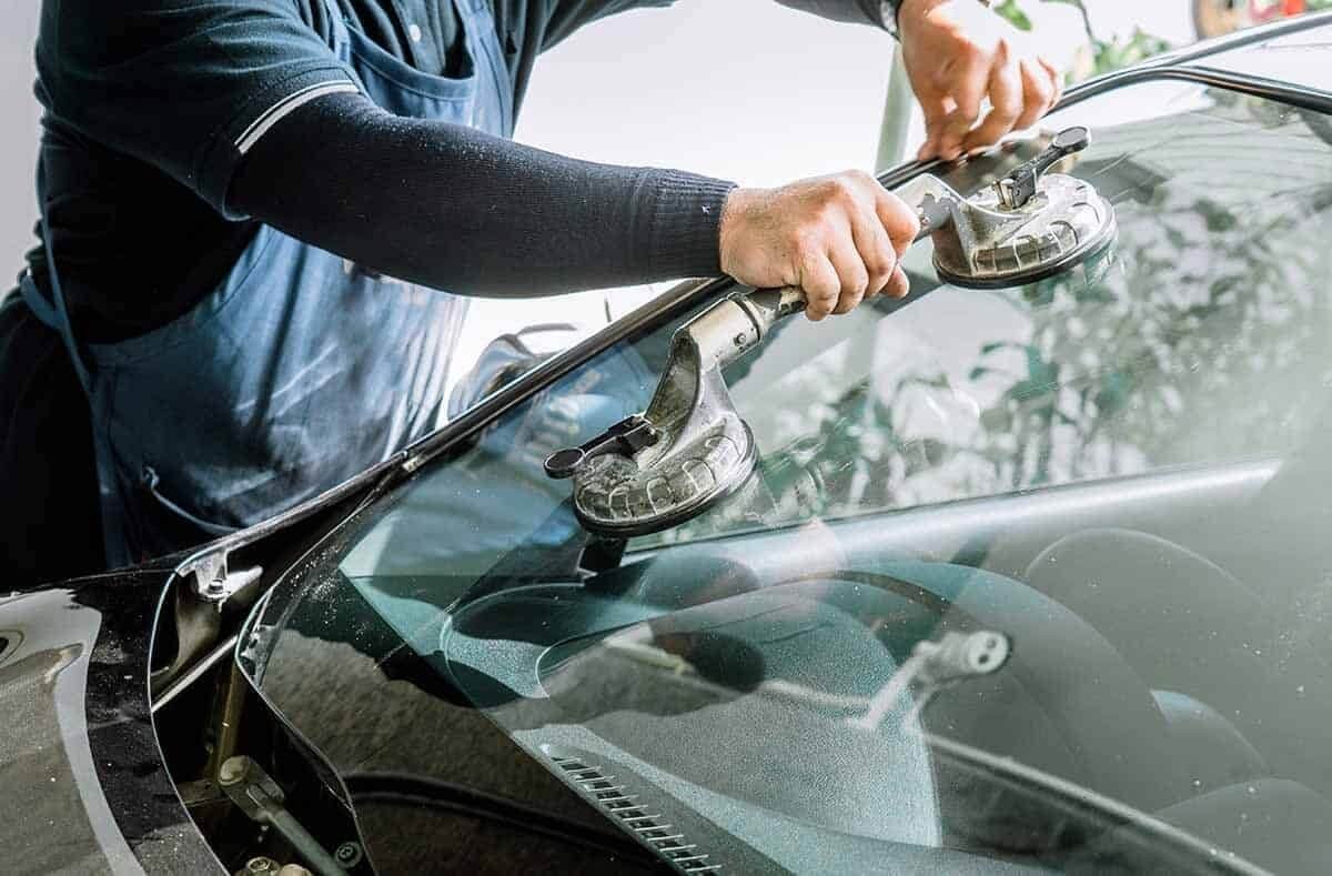 Pogled iz notranjosti vozila proti vetrobranskemu steklu